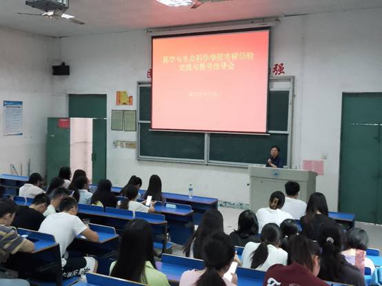 会议室里的人们描述已自动生成